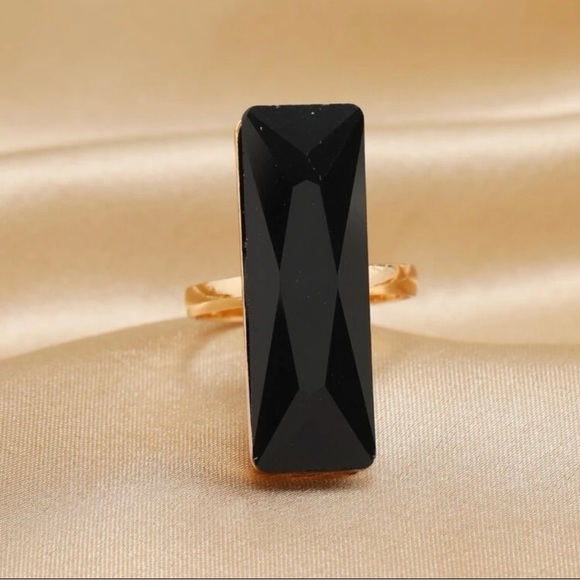 ❤️Black Rectangle Stone Gold Ring - Picture 2 of 4